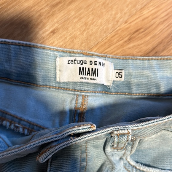 NWOT refuge DENIM Miami light wash distressed size 05 five - Picture 2 of 3